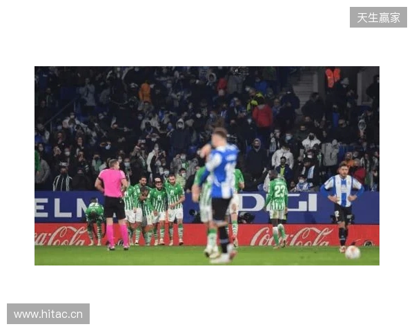 西班牙名嘴：维尼在替补席发笑不职业，在哪都该被开除